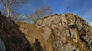 51 La rocciosa anticima del Corno Zuccone con la croce posta da pochi anni